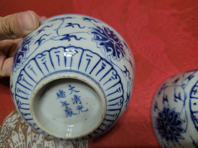 古玩陶瓷花卉紋青花碗真品鑒賞圖