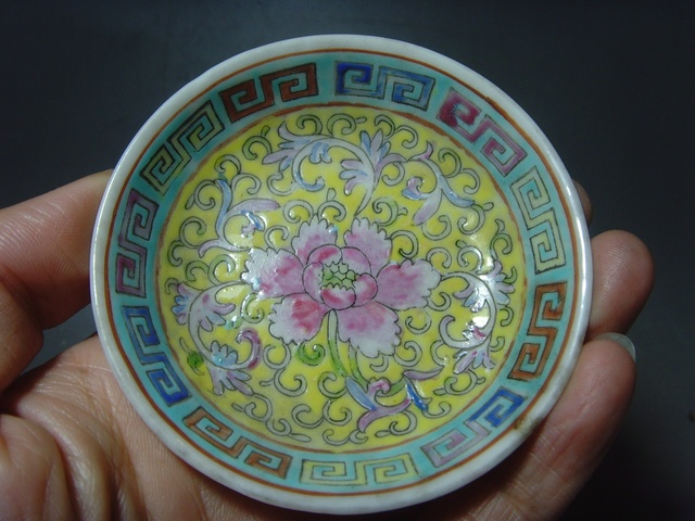 古玩陶瓷【乾隆年制款】民國.黃地粉彩花卉紋小盤拍賣,當前價格0元