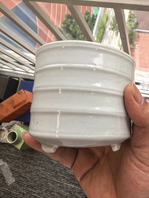 古玩陶瓷幾十年的白釉旋紋德化窯三足爐真品鑒賞圖