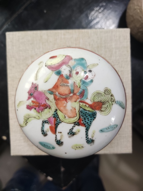 古玩陶瓷精品細路麒麟送子粉彩蓋盒拍賣，當前價格2288元