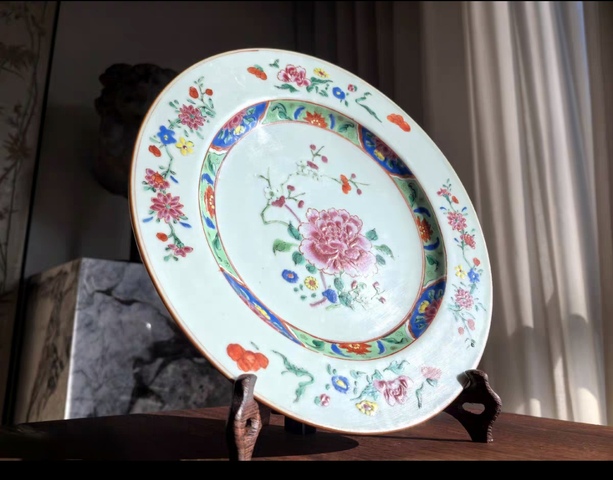 古玩陶瓷花卉紋粉彩盤真品鑒賞圖