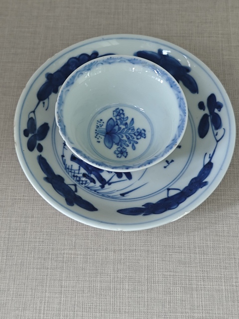 古玩陶瓷外醬釉內青花花卉紋杯碟一套真品鑒賞圖