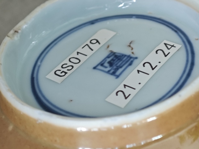 古玩陶瓷外醬釉內青花花卉紋杯碟一套真品鑒賞圖