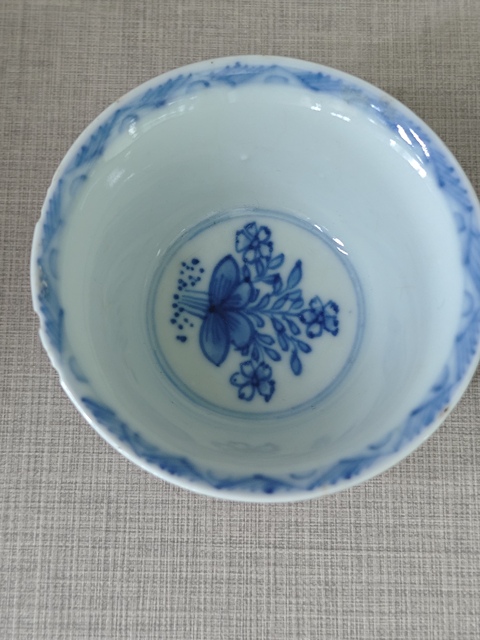 古玩陶瓷外醬釉內青花花卉紋杯碟一套真品鑒賞圖