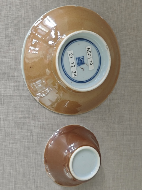 古玩陶瓷外醬釉內青花花卉紋杯碟一套真品鑒賞圖