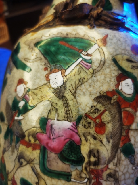 古玩陶瓷哥釉粉彩刀馬人物雙耳瓶真品鑒賞圖