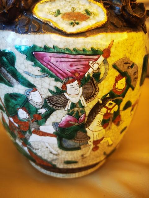 古玩陶瓷哥釉粉彩刀馬人物雙耳瓶真品鑒賞圖