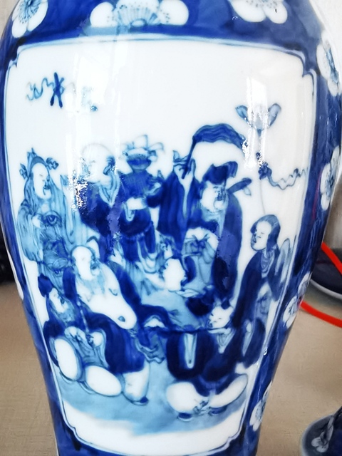 古玩陶瓷青花冰梅開窗人物蓋瓶真品鑒賞圖