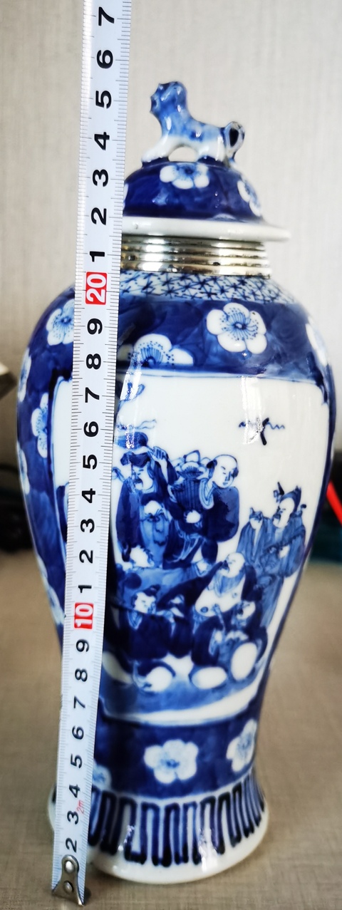 古玩陶瓷青花冰梅開窗人物蓋瓶真品鑒賞圖