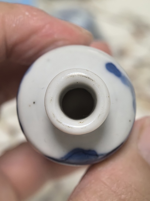 古玩陶瓷山水紋鼻煙壺真品鑒賞圖