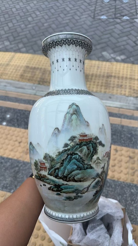 古玩陶瓷粉彩山水紋花蘭瓶真品鑒賞圖