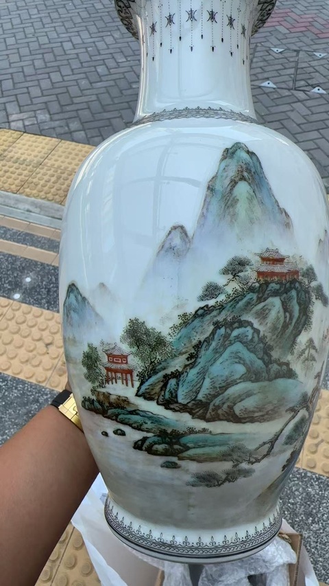古玩陶瓷粉彩山水紋花蘭瓶真品鑒賞圖