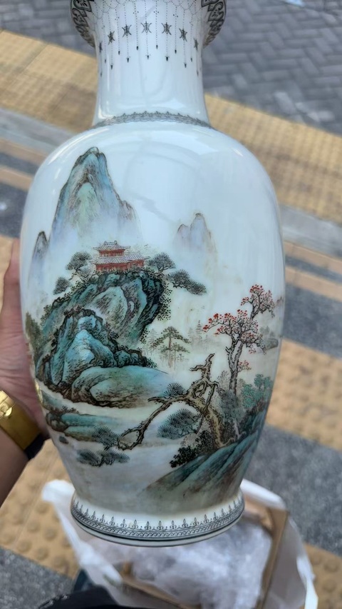 古玩陶瓷粉彩山水紋花蘭瓶真品鑒賞圖
