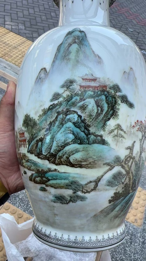 古玩陶瓷粉彩山水紋花蘭瓶真品鑒賞圖