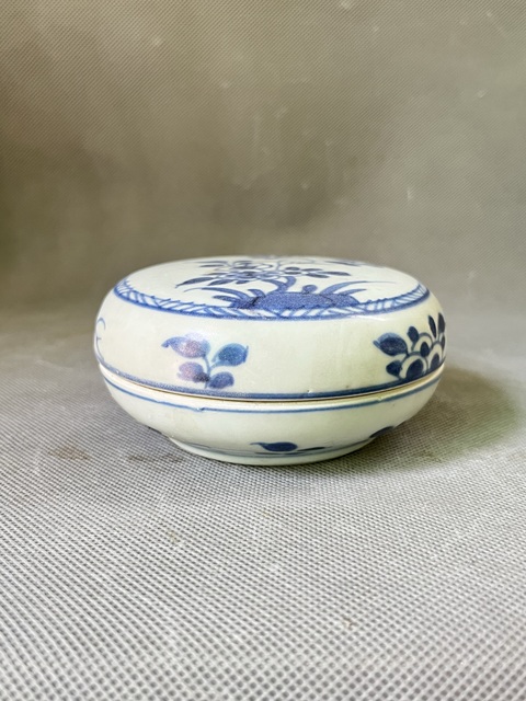 古玩陶瓷青花花卉紋粉盒真品鑒賞圖