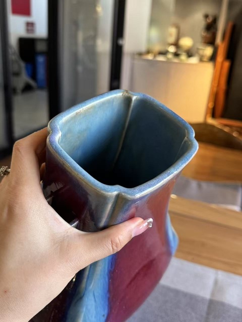 古玩陶瓷窯變紅釉杏園貫耳瓶真品鑒賞圖