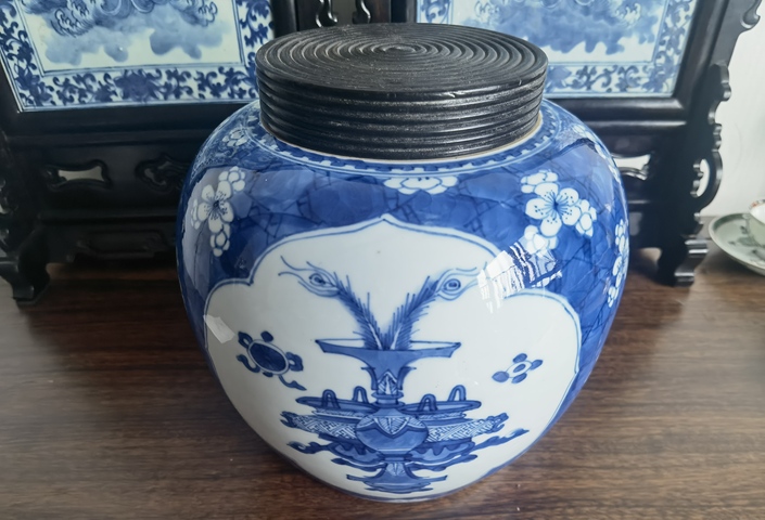 古玩陶瓷青花留白梅紋開光博古圖罐拍賣，當前價格20000元