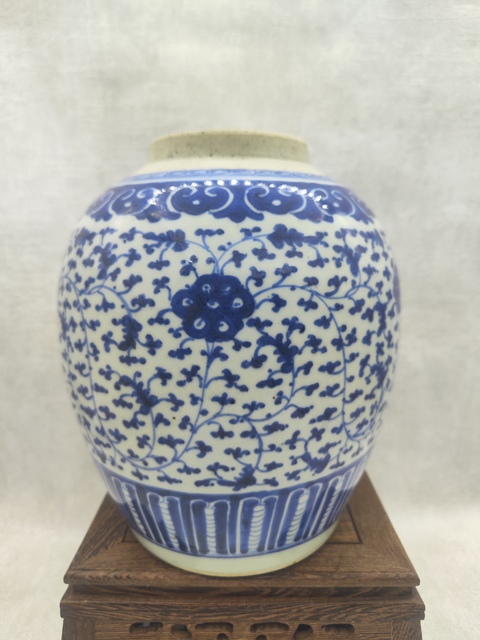 古玩陶瓷乾隆纏枝蓮青花罐拍賣，當(dāng)前價(jià)格3860元