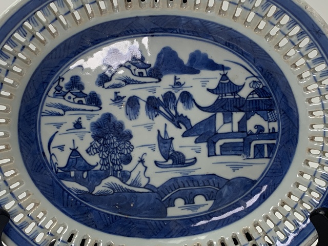 古玩陶瓷清中期·青花山水風景樓閣紋鏤空盤拍賣,當前價格1600元