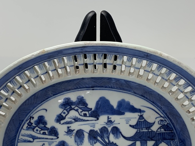古玩陶瓷清中期·青花山水風景樓閣紋鏤空盤拍賣,當前價格1600元