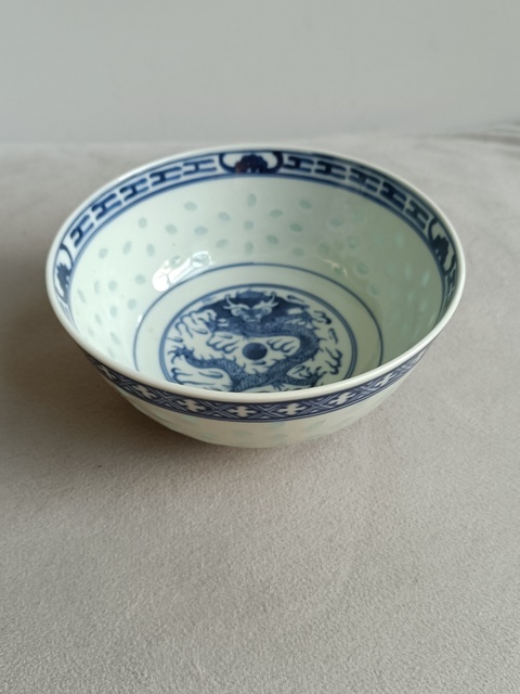 古玩陶瓷清末民初青花玲瓏龍紋碗拍賣，當前價格780元