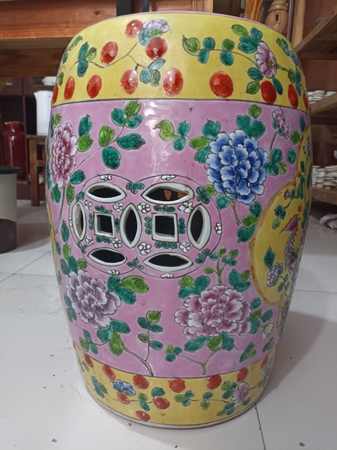 古玩陶瓷黃地粉彩雙鳳牡丹花紋瓷鼓拍賣，當前價格0元