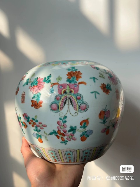 古玩陶瓷花蝶紋粉彩西瓜罐真品鑒賞圖