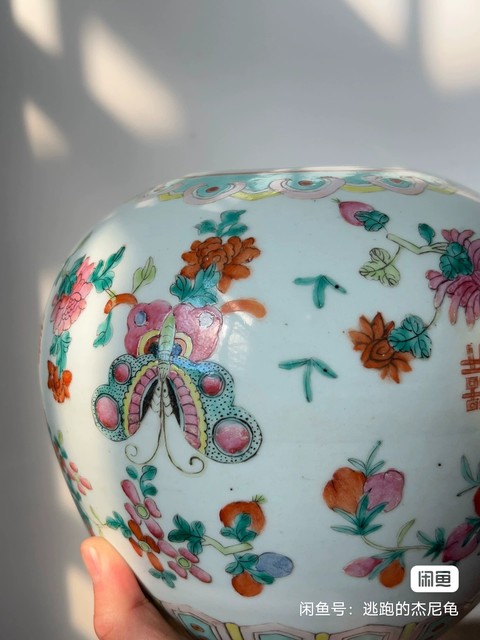 古玩陶瓷花蝶紋粉彩西瓜罐真品鑒賞圖