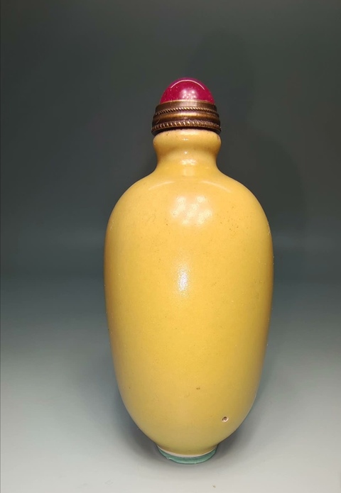 古玩陶瓷黃釉鼻煙壺真品鑒賞圖