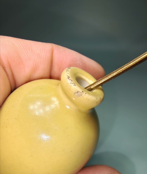 古玩陶瓷黃釉鼻煙壺真品鑒賞圖