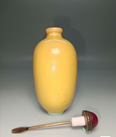 古玩陶瓷黃釉鼻煙壺真品鑒賞圖