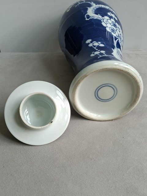 古玩陶瓷青花冰梅紋蓋瓶真品鑒賞圖