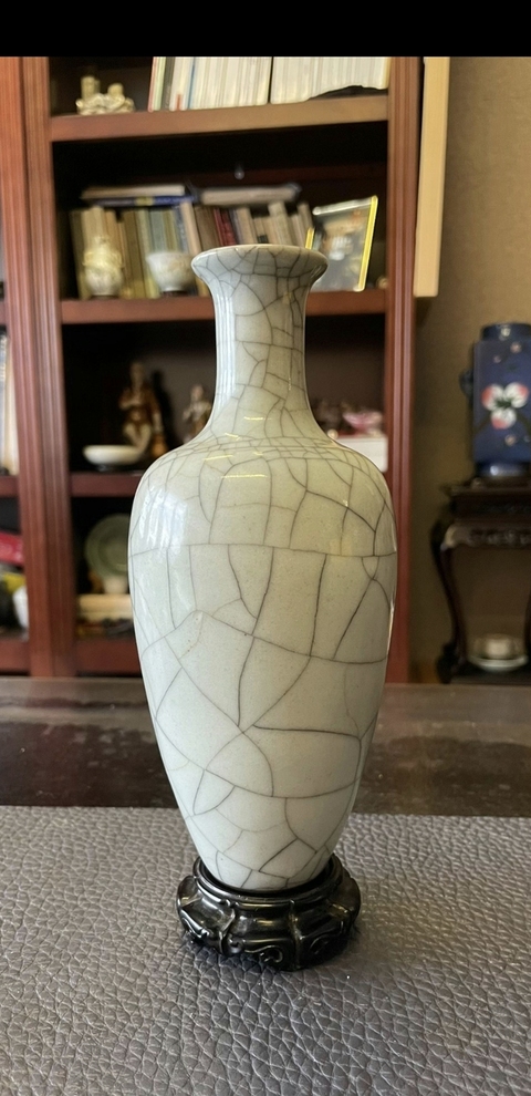 古玩陶瓷哥窯瓶真品鑒賞圖