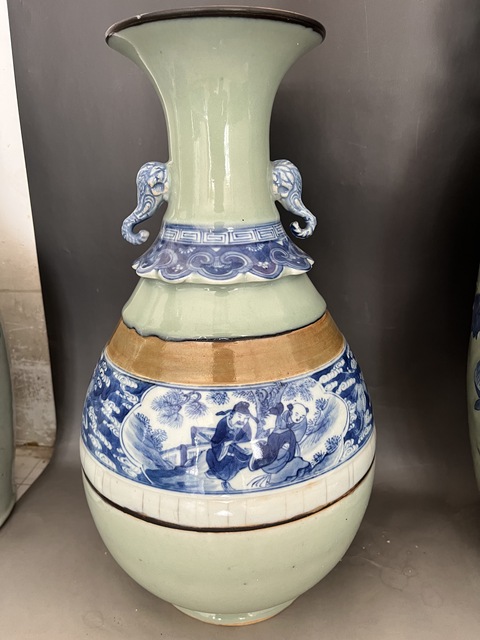 古玩陶瓷豆青釉青花雙耳瓶真品鑒賞圖