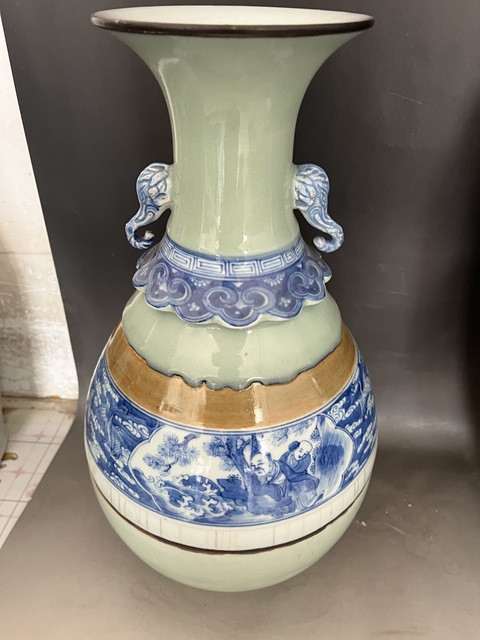 古玩陶瓷豆青釉青花雙耳瓶真品鑒賞圖