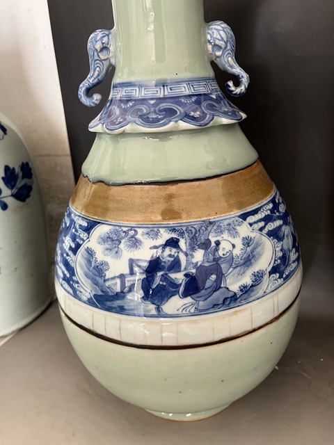 古玩陶瓷豆青釉青花雙耳瓶真品鑒賞圖