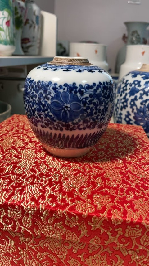 古玩陶瓷花卉紋青花罐真品鑒賞圖