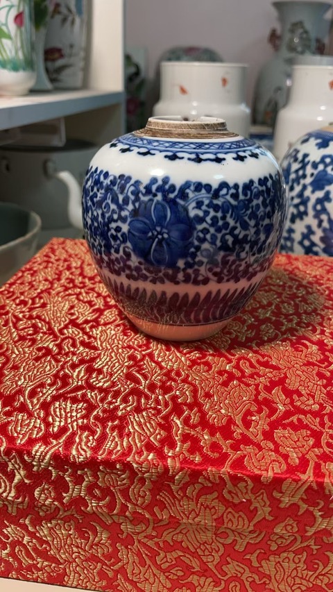 古玩陶瓷花卉紋青花罐真品鑒賞圖