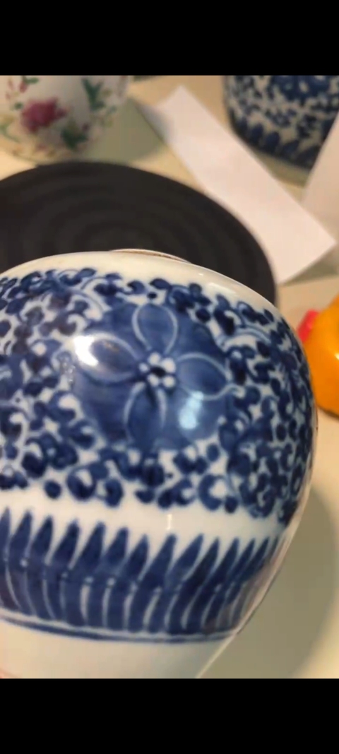 古玩陶瓷花卉紋青花罐真品鑒賞圖