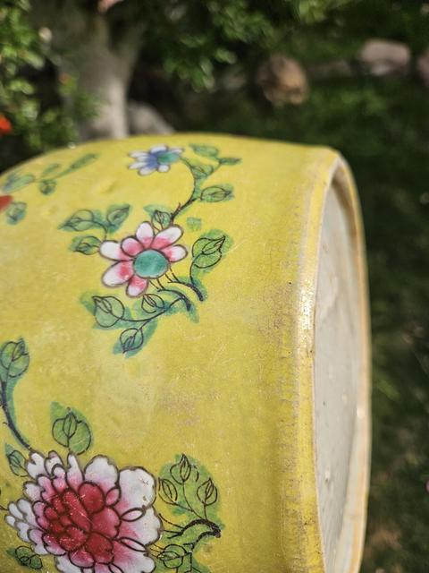 古玩陶瓷花蝶紋粉彩罐真品鑒賞圖