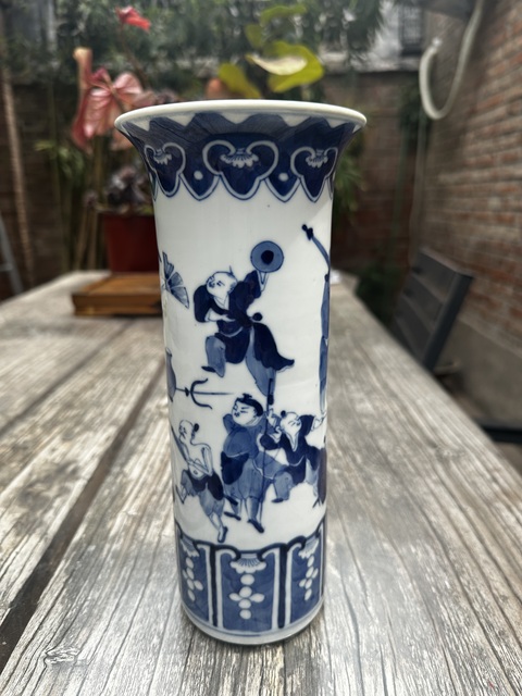 古玩陶瓷晚清·青花市井人物紋花觚拍賣，當(dāng)前價(jià)格4555元