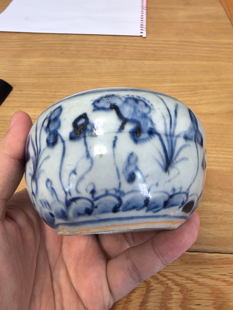 古玩陶瓷明中期.青花荷塘花卉紋圍棋罐拍賣，當(dāng)前價(jià)格5980元