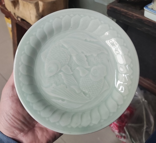 古玩陶瓷龍泉窯青釉印花盤真品鑒賞圖