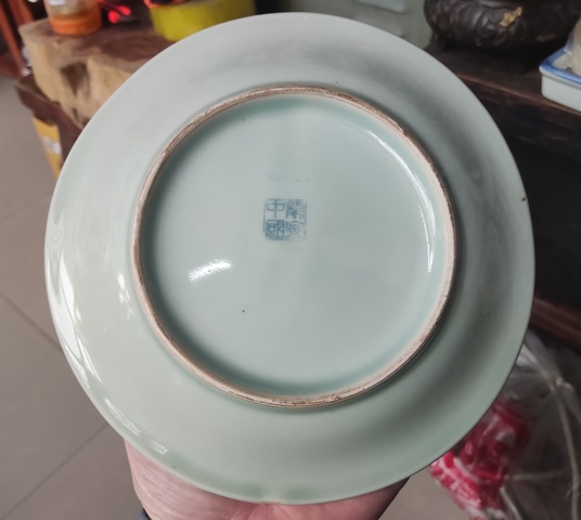 古玩陶瓷龍泉窯青釉印花盤真品鑒賞圖