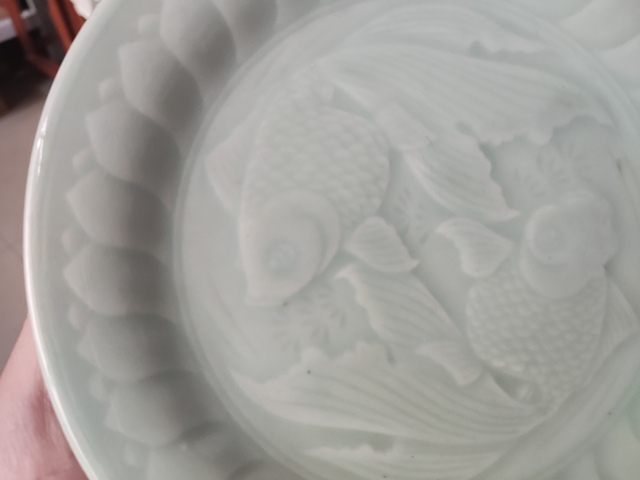 古玩陶瓷龍泉窯青釉印花盤真品鑒賞圖