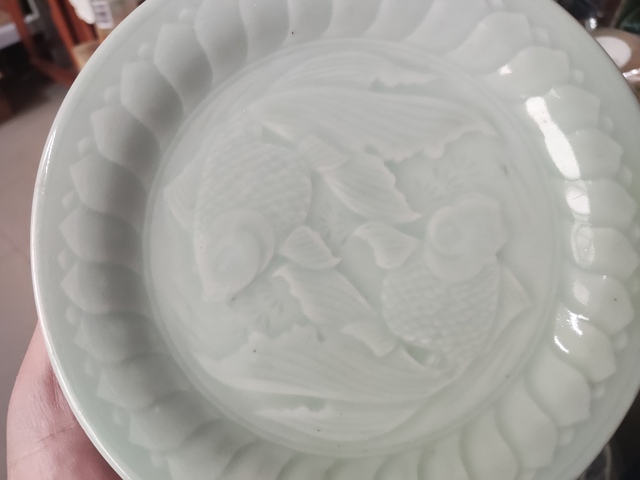 古玩陶瓷龍泉窯青釉印花盤真品鑒賞圖