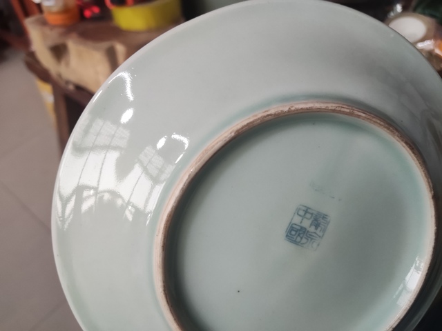 古玩陶瓷龍泉窯青釉印花盤真品鑒賞圖