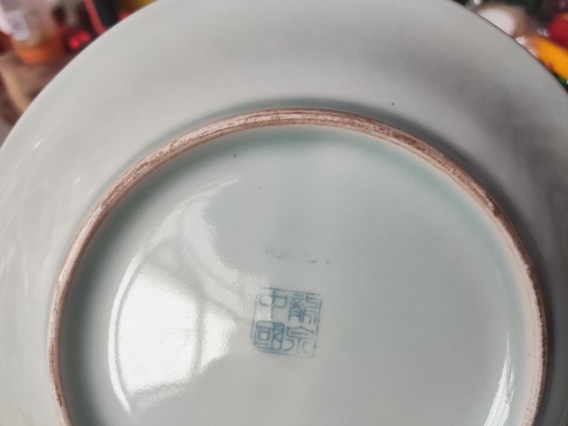 古玩陶瓷龍泉窯青釉印花盤真品鑒賞圖