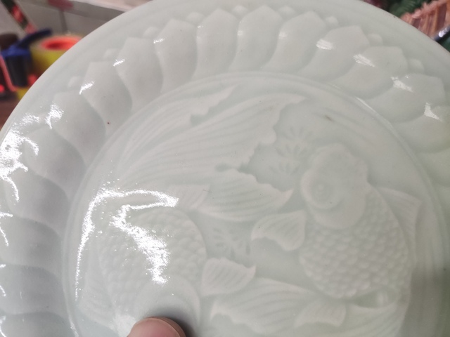 古玩陶瓷龍泉窯青釉印花盤真品鑒賞圖