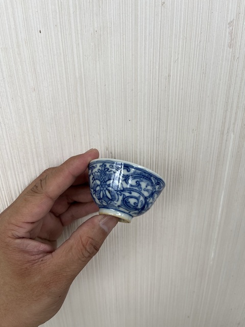 古玩陶瓷青花淡描花卉紋杯真品鑒賞圖